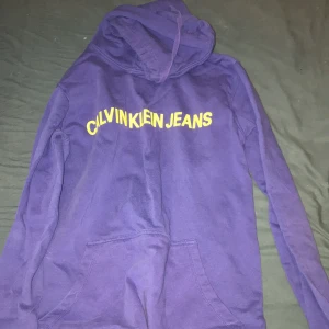Calvin klein tjocktröjs - Säljer denna för runt 500 nypris är 999kr men annars kan ni komma med ett bättre pris som låter rimligt till mig och dig så är den din