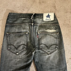 Levis jeans  - Säljer dessa Levis jeans med unik Levis lapp. Raka i modellen och lågmidjade med slits detaljer. Långa på mig som är 165. Hör av er vid frågor:) 