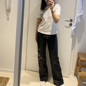 Skinnbyxor - Säljer dessa fina skinnbyxor ifrån Hm. Storleken är 32 men kan passa en 34 med! Köparen står för frakten🤍🤍