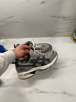 Asics  - Asics storlek 41,5 