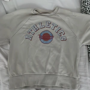 Tröja - Säljer denna beige tröjan med tryck pga att jag inte får någon användning till den. Använd ett par gånger, finns varken fläck eller skada. Kan användas utav dig som bör strlk M,S,XS, köpt för 299kr tror jag (inte säker)