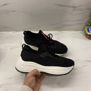 Prada skicka 5/5 svarta - Svarta Prada sneakers strl 40-41