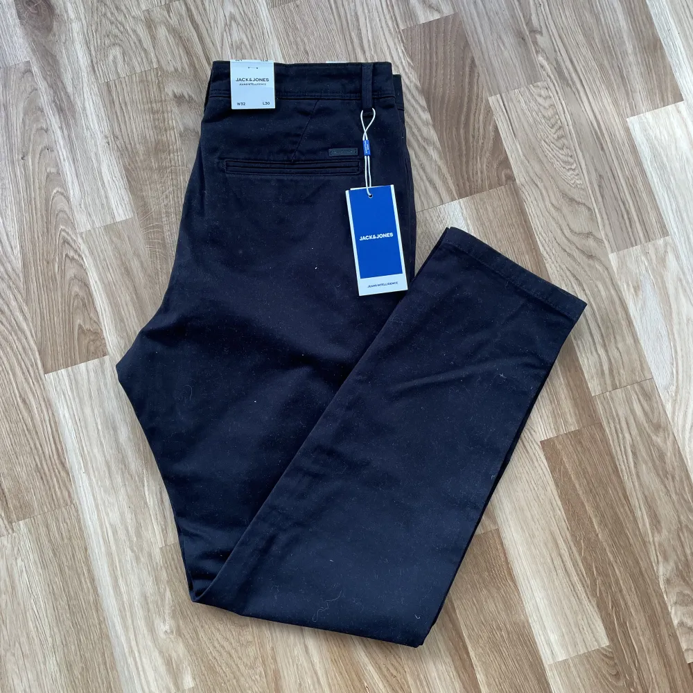 Helt nya chinos från Jack & Jones i storlek W32 L30 med prislapp å allt kvar.  B.v.s.a  381kr + 69kr frakt!📦. Jeans & Byxor.