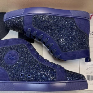 Christian Louboutin skor - Hej har även Christian Louboutin skor i Hugh och low olika sorters finns massor med storlekar hör av er för mer info!