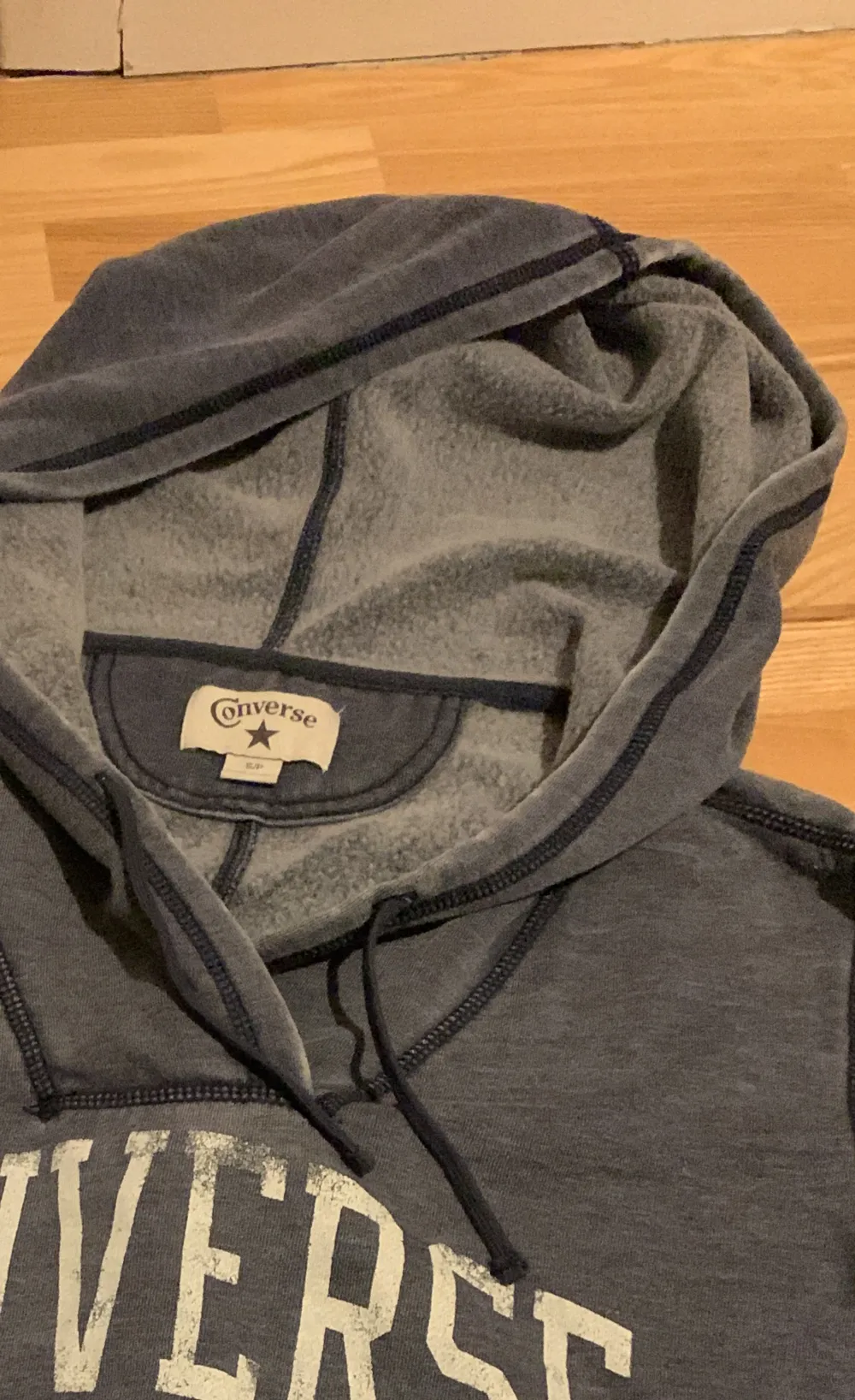 En hoodie från märket Converse i storlek S! Den är lite croppad och sitter rätt figurnära. Säljer då den ej är min stil längre :). Hoodies.