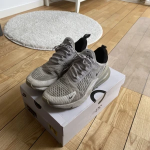 Nike air max 270 - Nike air max 270 i storlek 43, ganska använd men fortfarande i accepterat skick. Säljes billigt då jag inte använder skorna längre :)