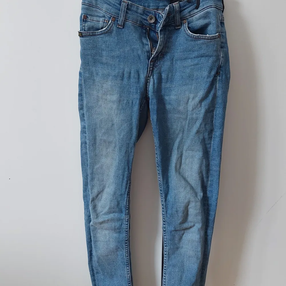 Low waist jenas. Knappt använda då jag beställde dem i en för liten storlek för flera år sedan. Snygg passform . Jeans & Byxor.
