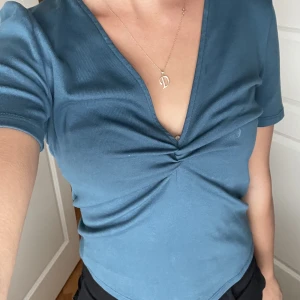 Blå zara tröja - Blå T shirt från zara 