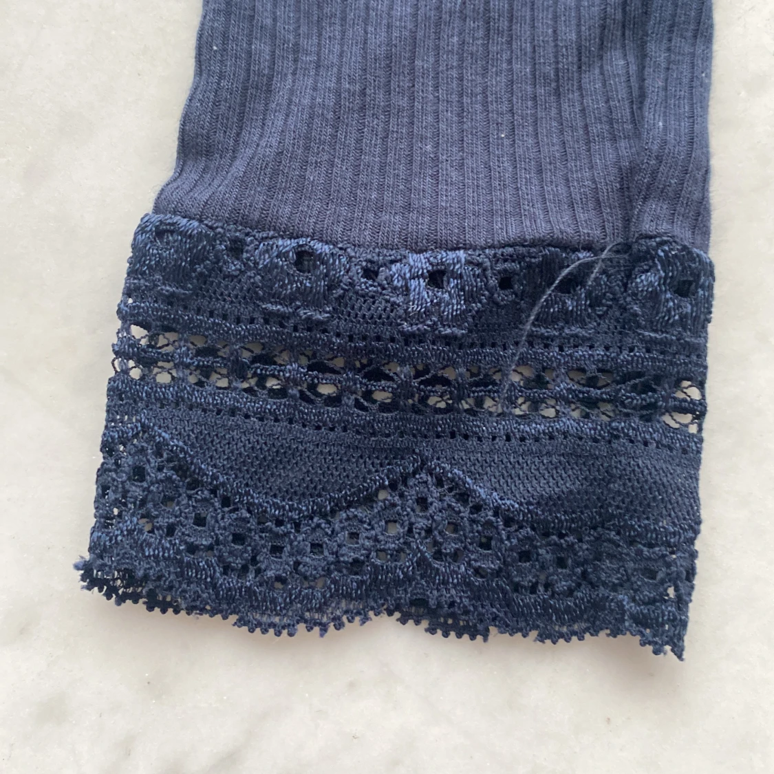 Tun mörkblå tröja med detaljer  - 91