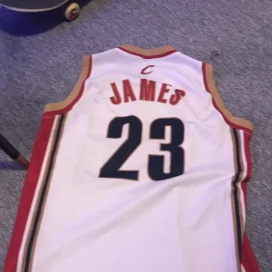 Lebron James basket linne  - Ett linne som jag nästan aldrig använt. Nypris är ungefär 600. Pris kan diskuteras. Du står för frakten 👍