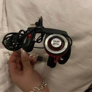 Y2k hörlurar  - Vintage hörlurar, fungerar bra kan justeras till huvudet köpte för 400 