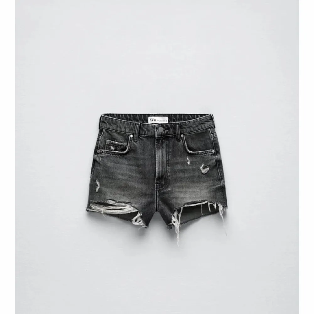 Säljer dessa fina shorts från zara som är köpta här på plick. Jag säljer de vidare då dem inte var min stil! ☺️ . Shorts.