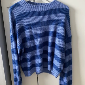 Stickad tröja 💙 - Randig, blå stickad tröja i storlek S💙