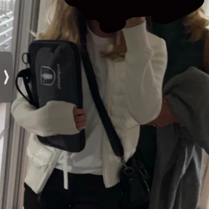 Moncler cardigan  - INTRESSEKOLL på min vita moncler cardigan, såklart äkta, helt i nyskick inga defekter eller något sånt! Köpt ny för ca 7500. Säljer bara vid bra bud, buda privat!