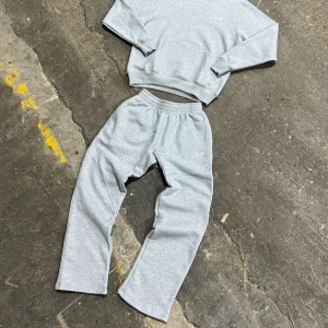 Corteiz mjukisbyxor - Mjukisbyxor i strl S från corteiz som säljs för 900kr, använda 1 gång. Nypris 1220kr.