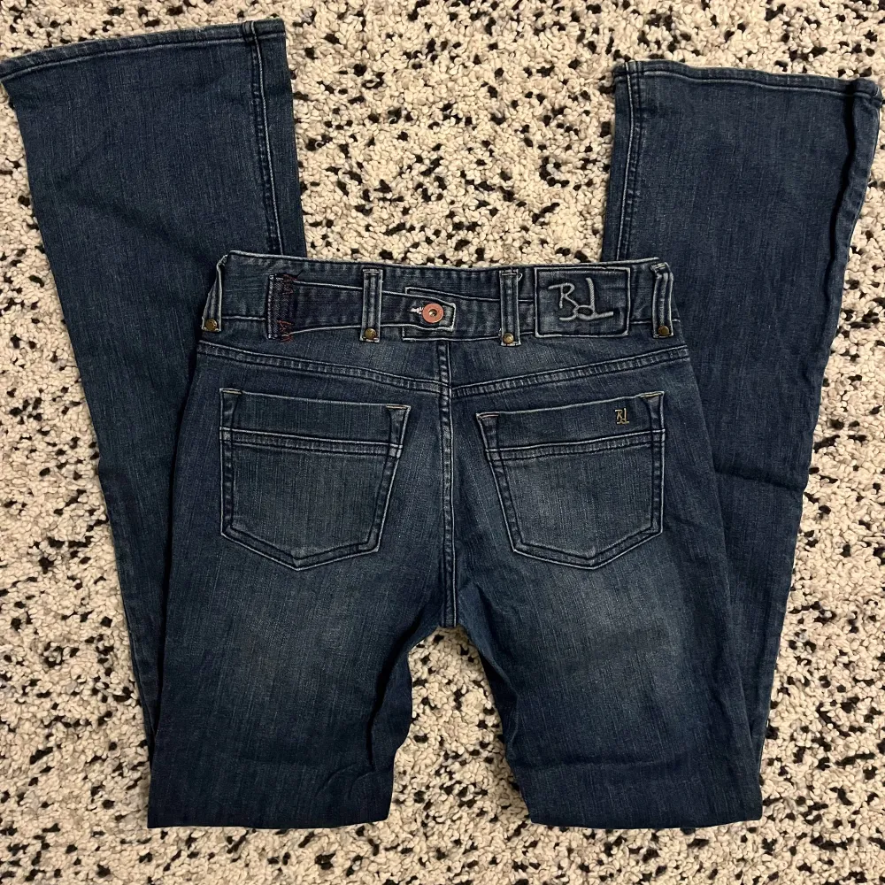 Lågmidjade bootcut jeans i blå 🔥 Långa jeans, är 175cm och bra i längd men tyvärr för små :( De är lite ljusare blå i verkligheten(bild 3).    Mått: Midjemått - 75cm Innerbenslängd - 85cm Ytterbenslängd - 106. Jeans & Byxor.