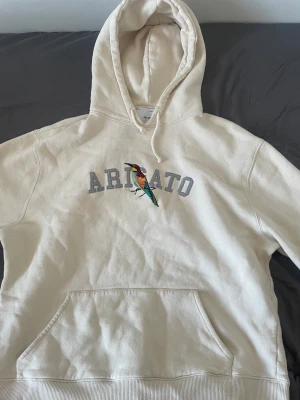 Arigato hoodie - Säljer denna snygga arigato hoodie, skick 10/10 ingen fläck på tröjan och den är inte sönder på något ställe. Säljer den för den inte kommer till användning längre. Köpt på arigatos hemsida för 1700. Storlek L men passar M. Kan mötas upp i uppsala.