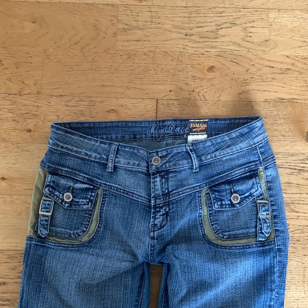 Jättefina lågmidjade jeans med fickor och najs detaljer både fram och bak! Bootcut/flare fit, nya med lappar!  MÅTT: midja 82 cm (stretchiga), innerben 85 cm, jag är 177! Se min profil för liknande plagg❣️. Jeans & Byxor.
