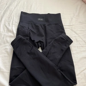 Träningstajts  - Snygga träningstajts som sitter fint på kroppen.  Priset är exklusive frakt. 