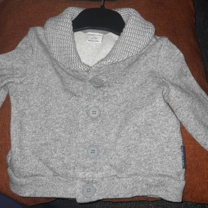 Tröja - Säljer denna tröja st 74 aldrig använt då min bebis är liten 