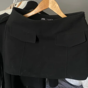 Kjol från zara! - Svart super fin kjol från zara, använd fåtal ggr! Säljer för 150kr💕🫶tvättas såklart innan!!
