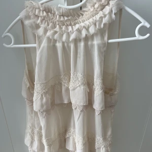 Beige blus - Superfin beige blus med fina detaljer. Strl S💕💕💕