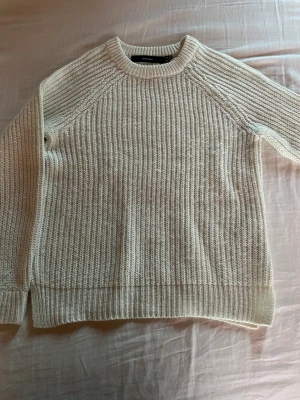 Stickad tröja - Fin stickad tröja från vero moda med små slitsar på sidorna längta ned, väl använd, tecken på användning: lite nopprig. Nypris 229kr