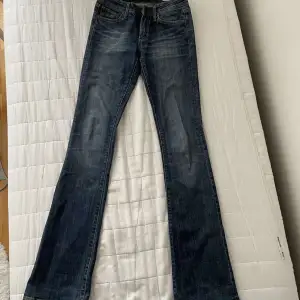 Jätte fina vintage jeans i storlek xs-s och bra längd. De är lite tajta i midjan och det är därför jag säljer de 