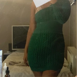 Grön klänning shein  - 100 kr i S eller M ganska fin men gillar ite. Kan skicka genom post 60-66 kr frakt.