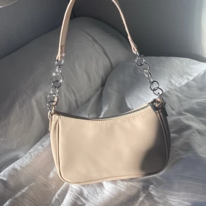 Beig handväska - Oanvänd handväska från hm, beig lackad 