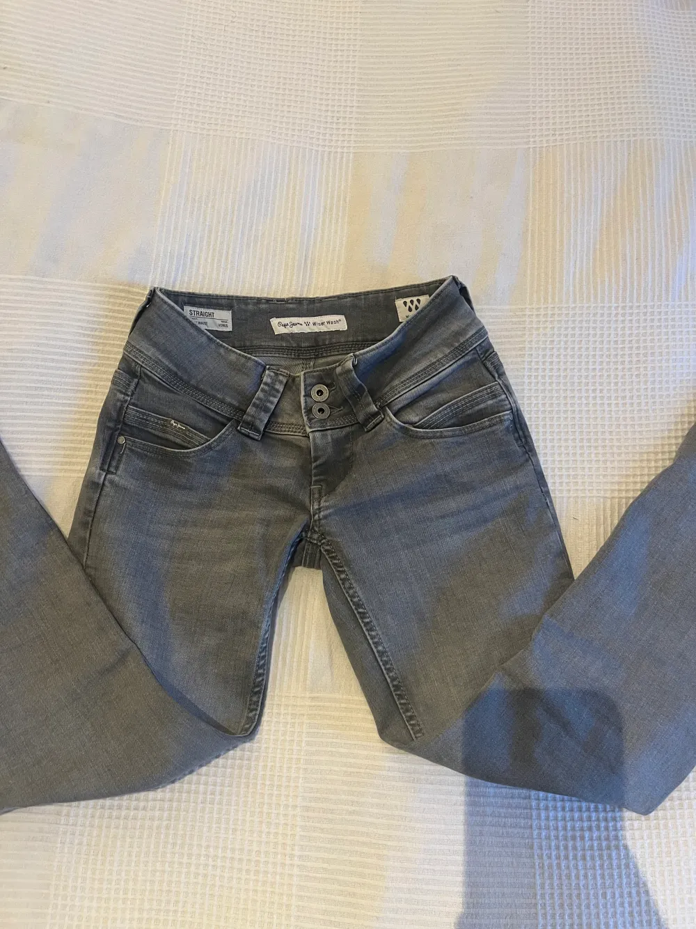 Säljer mina nya pepe jeans som jag säljer pga att jag vill köpa andra! Kontakta mig om ni är intresserade ❤️. Jeans & Byxor.