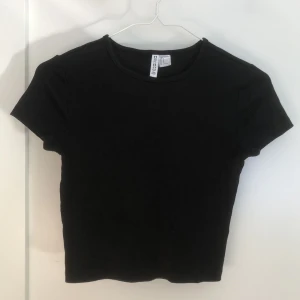 Svart tipp - Superfin svart topp som passar när som helst! Från H&M, Nypris: 100 kr. Kom privat för frågor eller bilder❤️