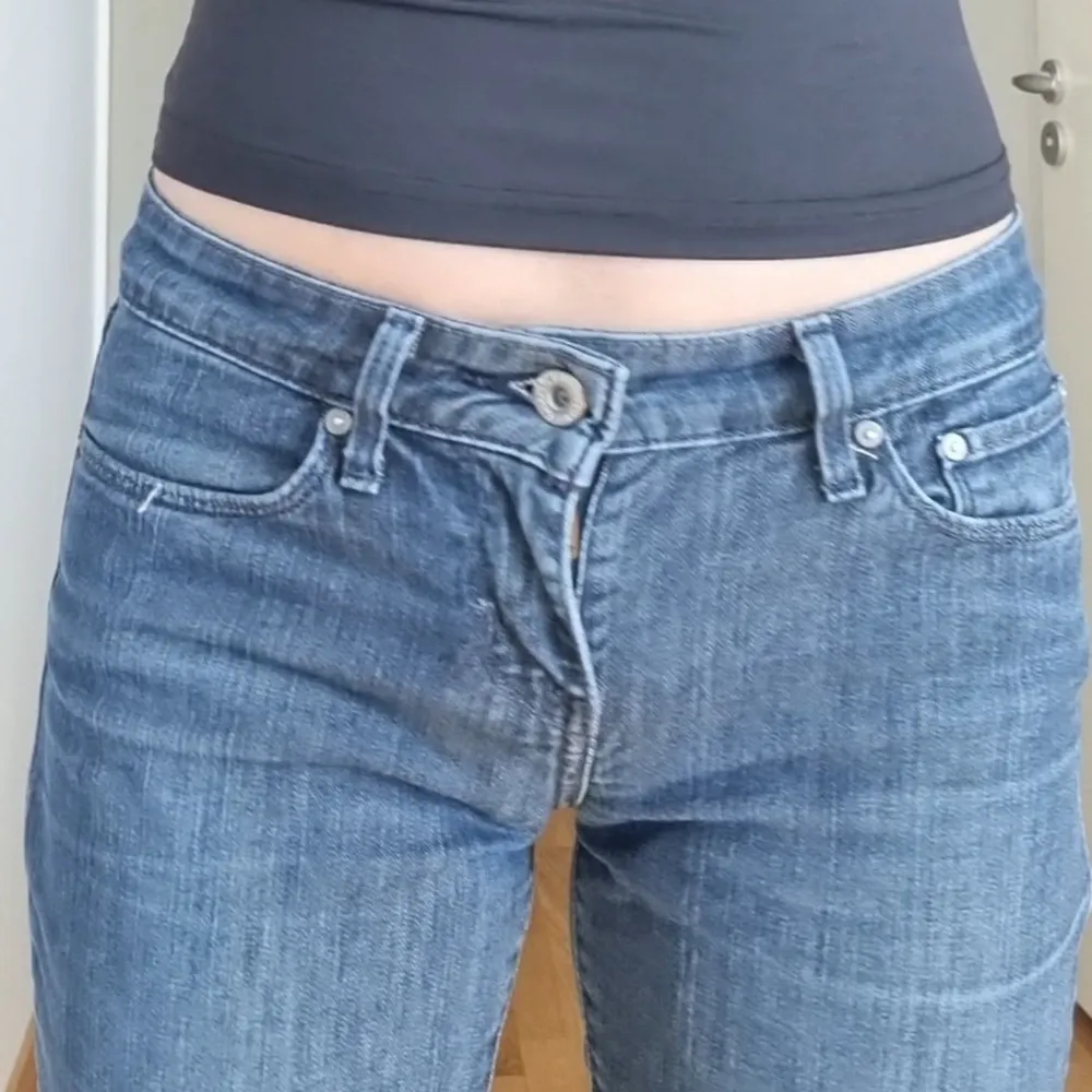 Så snygga levi's jeans som är tyvärr för små för mig :,) Bra i längd för mig som är 160-162. Midjemåttet 75 och 76 cm innerbenslängd. Flera bilder kan skickas privat! . Jeans & Byxor.