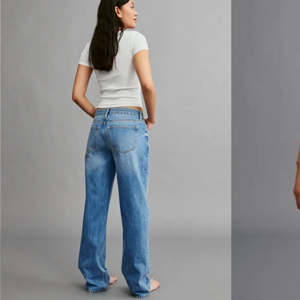 Jag säljer ett par lågmidjade jeans från Gina tricot i storlek 36. På mig är dom lite små de är därför jag säljer dom men lappen sitter kvar ( aldrig använda, endast testad) slutsåld på hemsidan. Skriv privat för mer bilder💗. Jeans & Byxor.