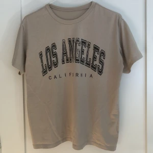 Oversize T-shirt - Säljer denna skitsnygga oversize T-shirten! Typ aldrig använd och i bra skick. Kom privat för frågor eller bilder❤️