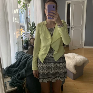 Blazer  - Vero moda blazer. Storlek 34 men passar också 36. Väldigt sparsamt använt. 