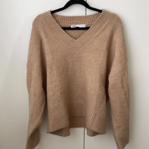 Stickad tröja - Säljer denna stickade tröja från Zara, knappt använd⚡️⚡️  69kr frakt 