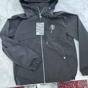 Trapstar vindjacka nylon strl M ny! - Säljer en äkta Trapstar nylonjacka strl M  Köpt via trapstars egna hemsida våren 2022. Säljes pga inte blivit använd 