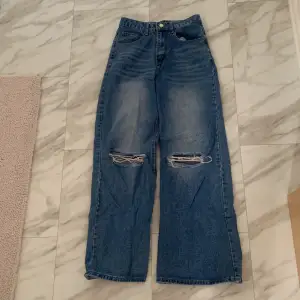 Jeans från shein oanvända. Storlek small, långa i längden o bredden.
