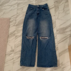 Jeans med hål, breda - Jeans från shein oanvända. Storlek small, långa i längden o bredden.