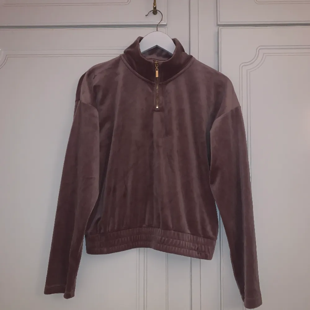 Lindex velourtröja i storlek 170/XS, fint skick - använd enstaka gång. Du får den nytvättad, såklart. Postar samma dag som betalning gjorts, du står för frakten :) annars kan du komma och hämta den i Tallkrogen, Enskede. Mvh Maria. Hupparit & Collegepaidat.