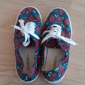 Skor - Knappt använda, för små för mig. Sneaker modell, färggranna 