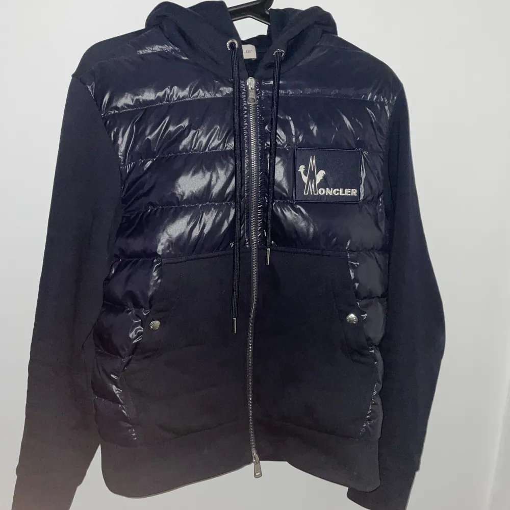 Moncler maglia cardigan Storlek : 3 (M) Cond : 9/10 Kvitto finns Skriv för fler bilder. Jackor.