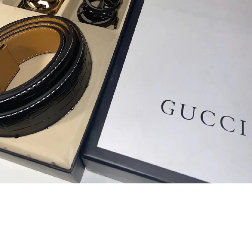 Gucci bälte jätte bra skick, man kan byta mellan svarta o guldiga GG märket, box ingår självklart😊. Accessoarer.