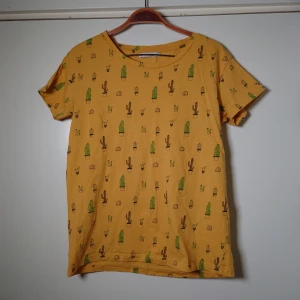 Gul topp - Gul topp/t-shirt med kaktusmönster🌱