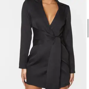 Säljer denna blazer klänning då den inte kommer till användning. Den är helt oanvänd. Storlek S (UK8)