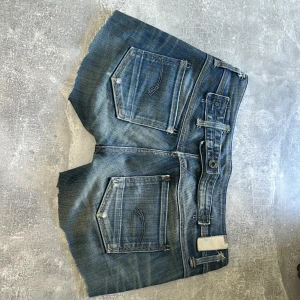 Marinblå shorts - Marinblå shorts. Aldrig använda pga för stora. Buda. 