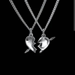 Marianilsdotter halsband - Säljer ena halvan i stl 50 i längden, helt oanvänt. Säljer pågrund av att jag tappade bort mitt och köpte ett nytt men hittade sedan mitt andra.