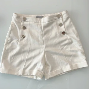 Shorts  - Vita fina shorts.  För små för mig. Strl 36