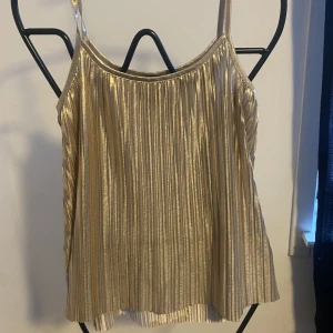 Guld Linne  - Guldigt linne ifrån Hm i nyskick. 